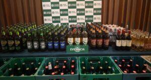 MUJER TRATÓ SE SOBORNAR A CARABINEROS TRAS VENTA ILEGAL DE ALCOHOLES.
