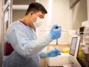 Hospital de Ovalle incorpora examen de biología molecular para analizar en detalle el ADN de células cancerígenas.