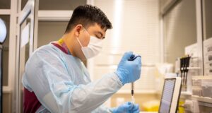 Hospital de Ovalle incorpora examen de biología molecular para analizar en detalle el ADN de células cancerígenas.